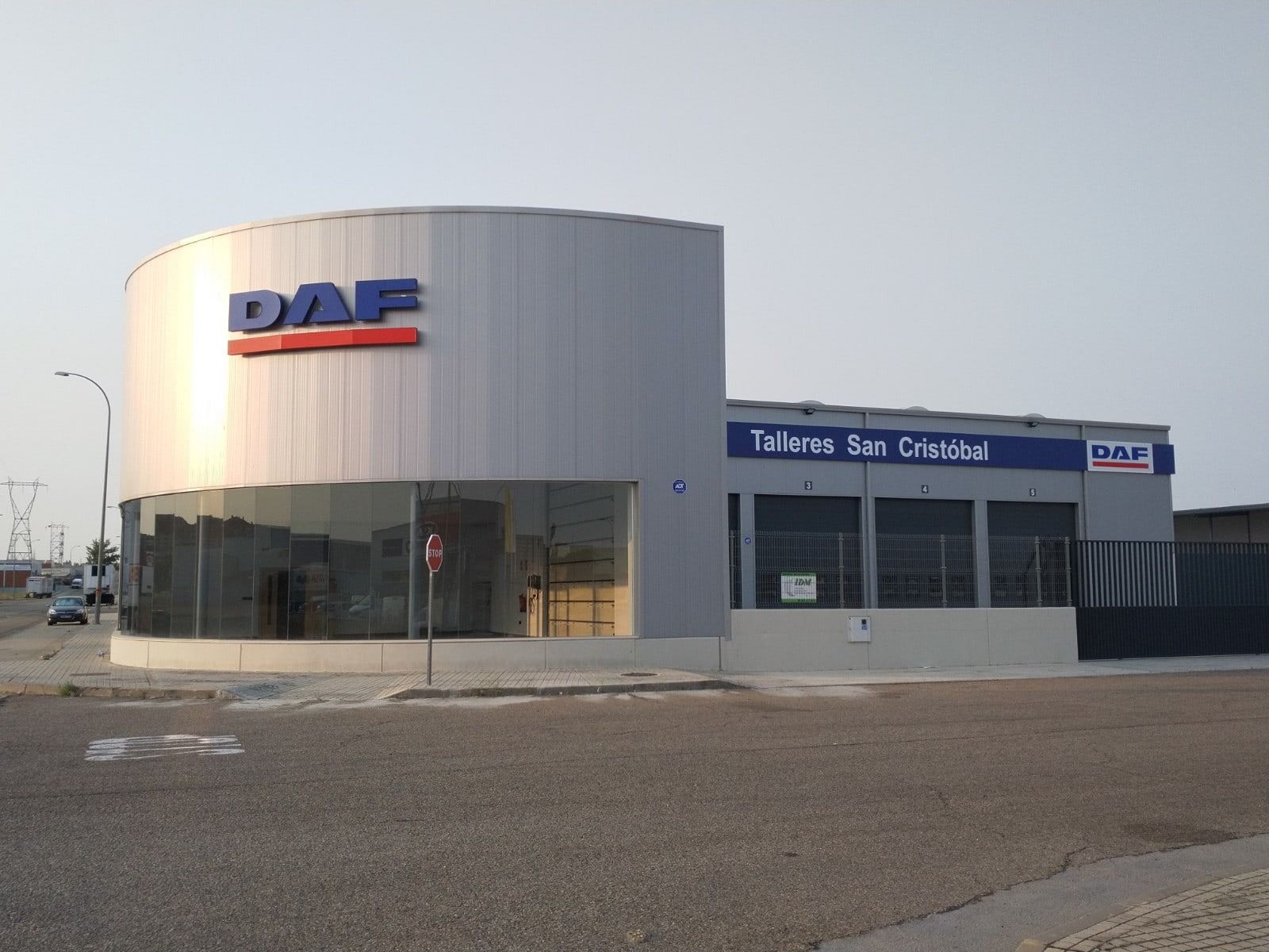 Un gran edificio con la palabra daf en él.