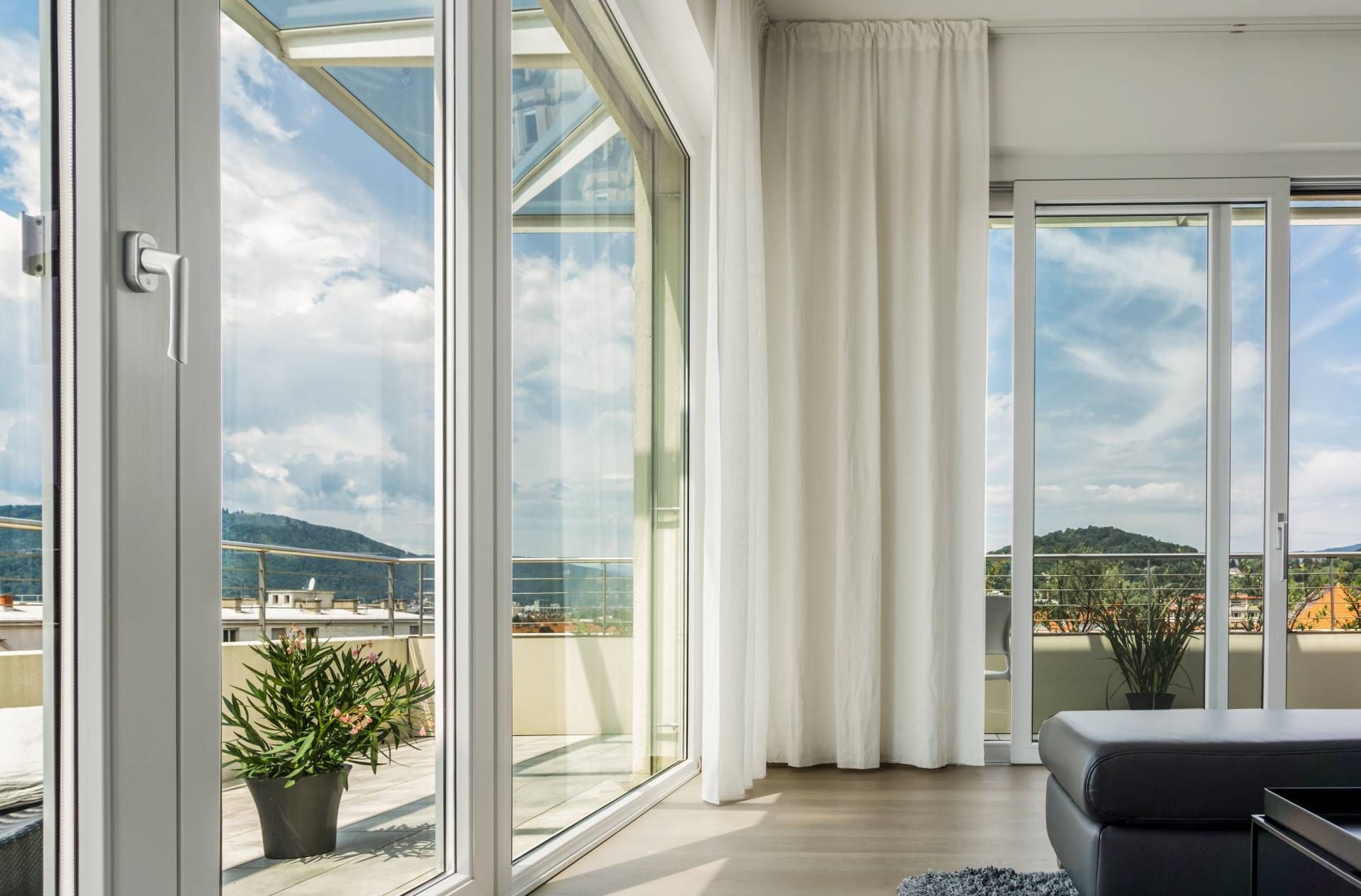 Deckenhohe Fenster und Balkontüren in einem Loft