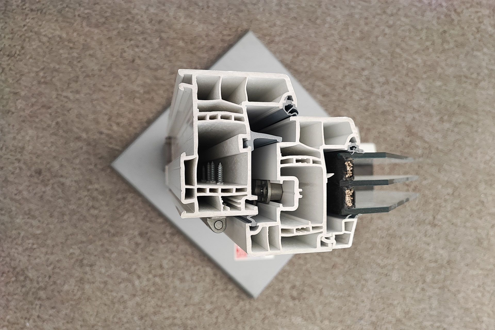 Querschnitt eines Kunststoff-Fensterrahmens