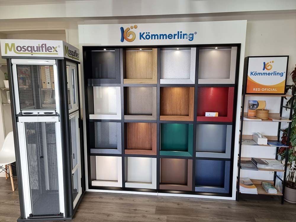 Exhibición de muestras de ventanas con varios colores y pantalla retráctil.