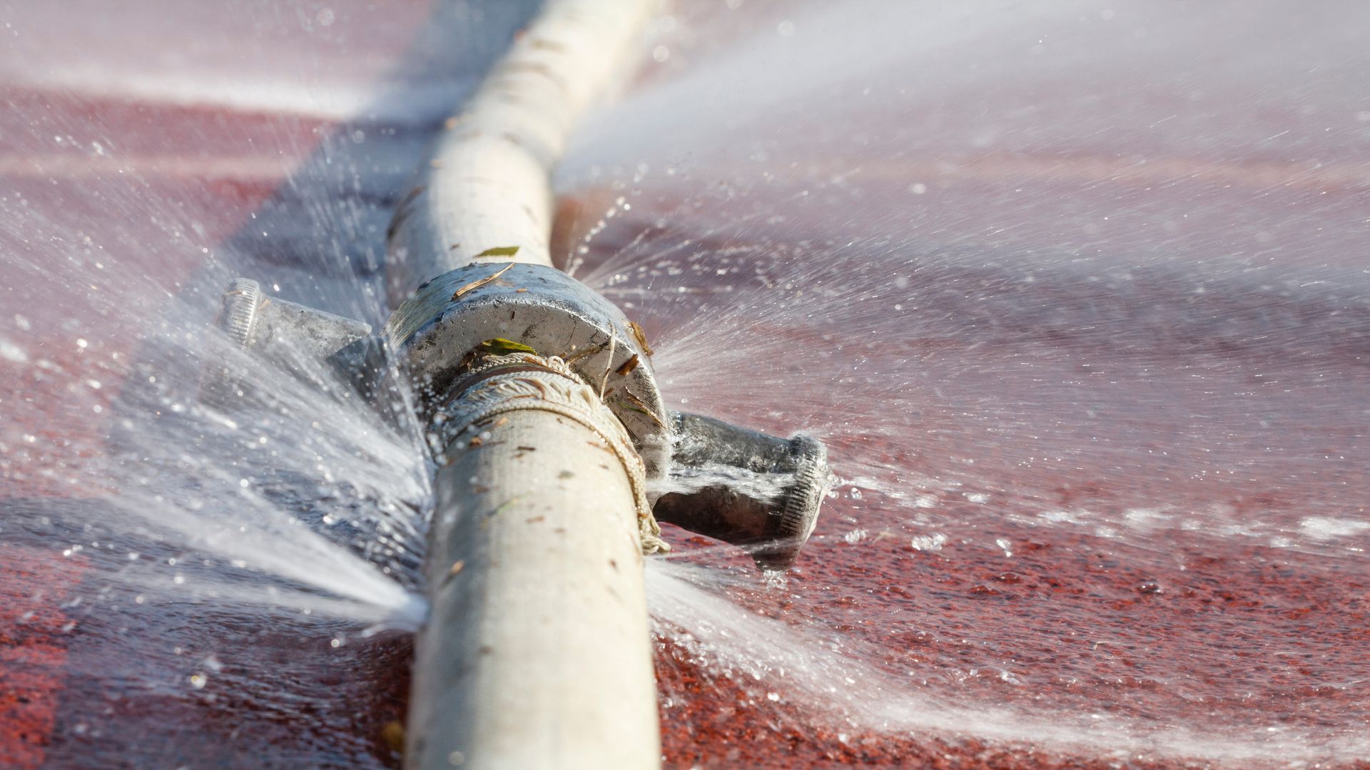 Une canalisation percée : fuite d'eau