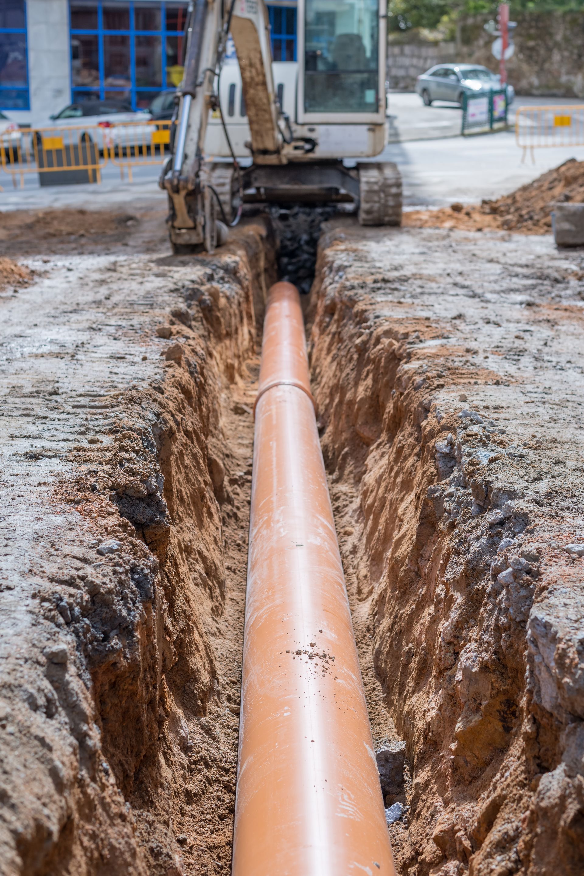 Une canalisation dans une tranchée pour l'évacuation des eaux
