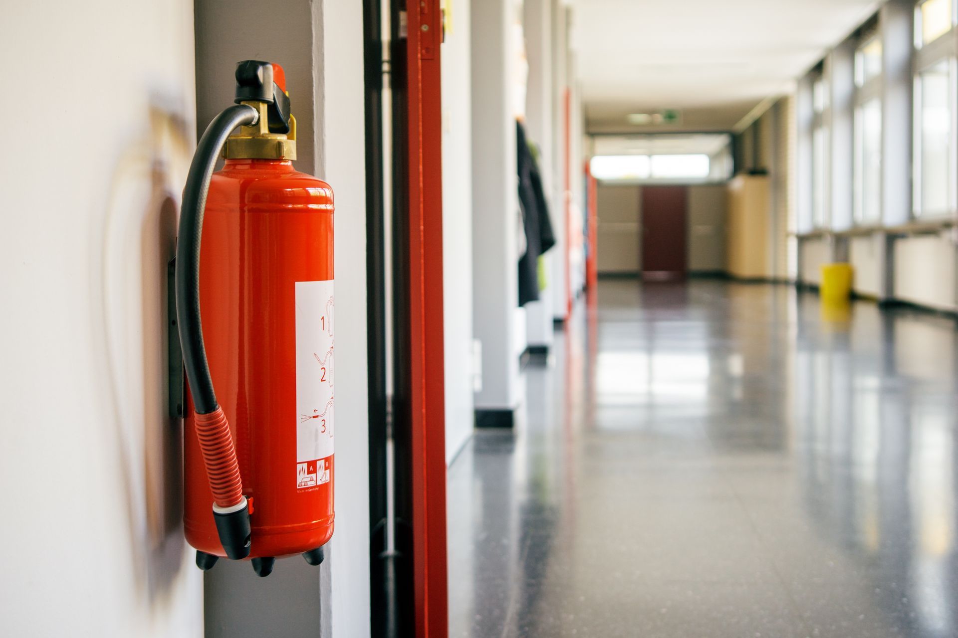 Un extincteur dans des locaux professionnels