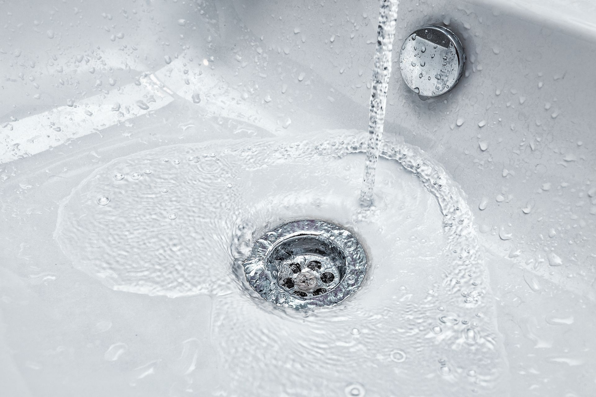 De l'eau qui coule dans un évier bouché