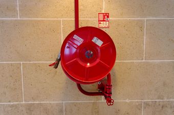 Installation d'un robinet d'incendie armé contre un mur