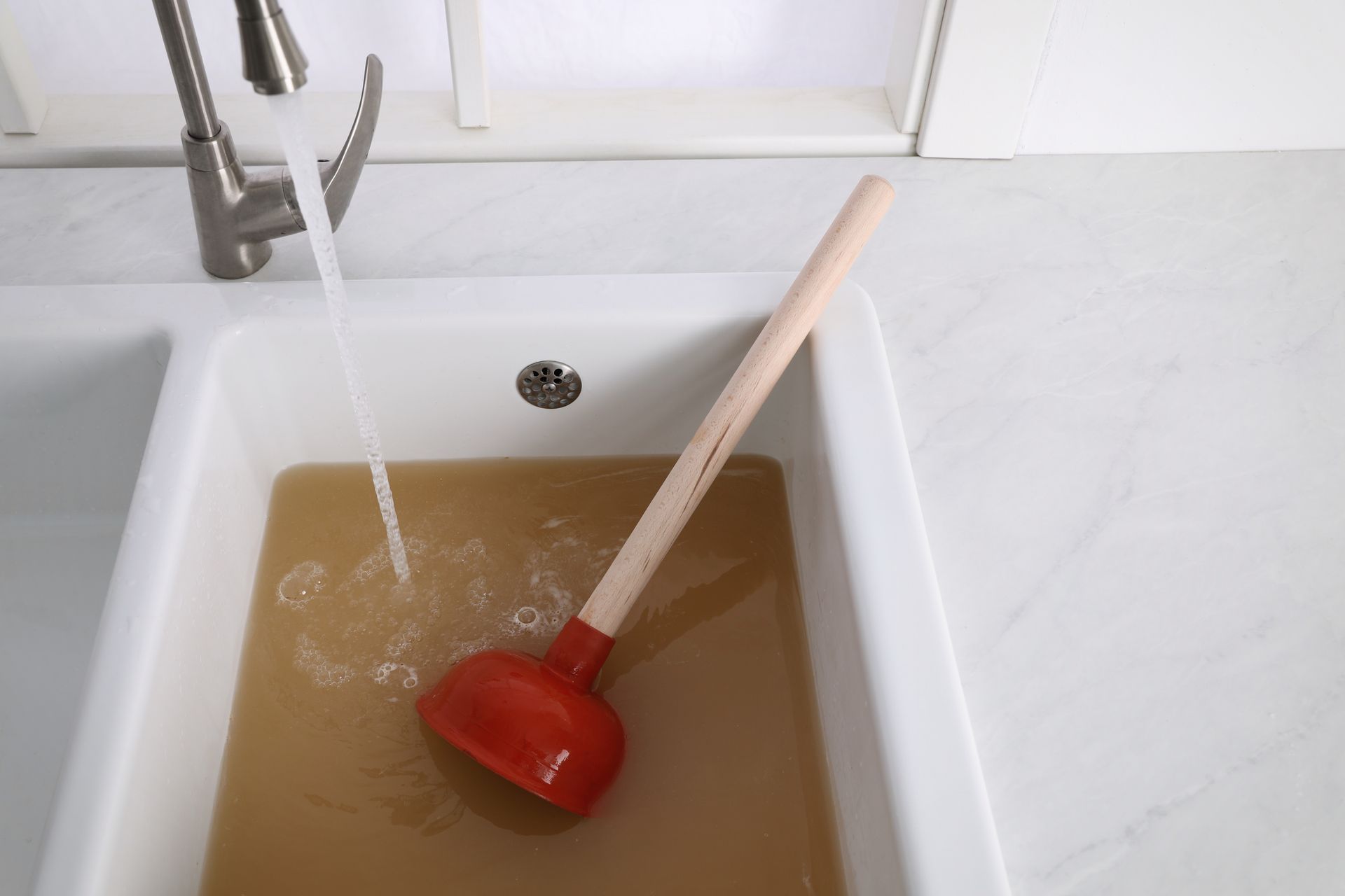 Une eau stagnante dans un évier : débouchage à la ventouse