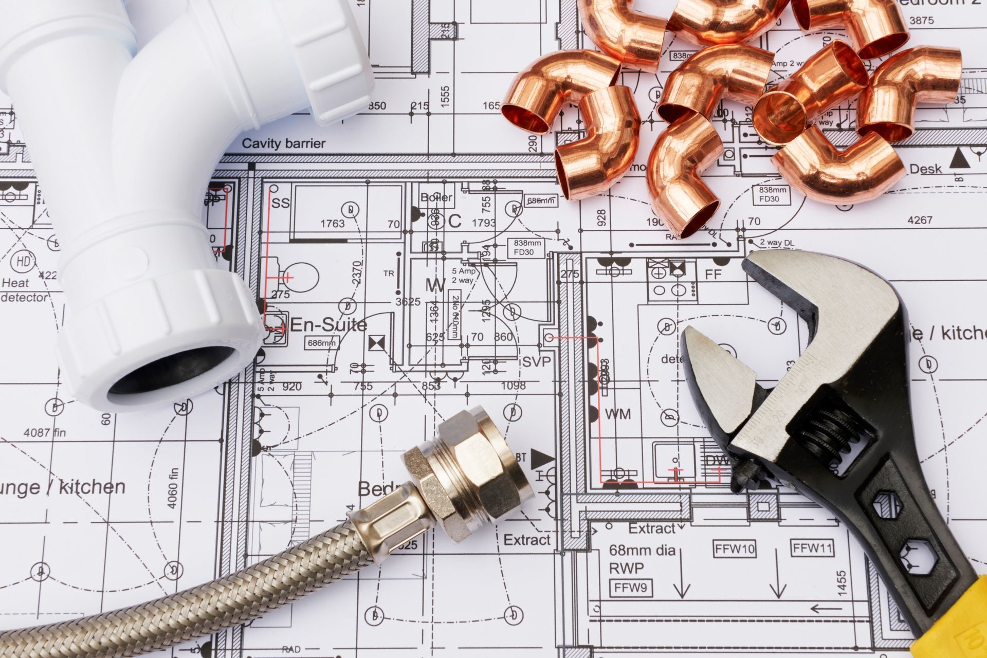 Des éléments de plomberie sur un plan de maison