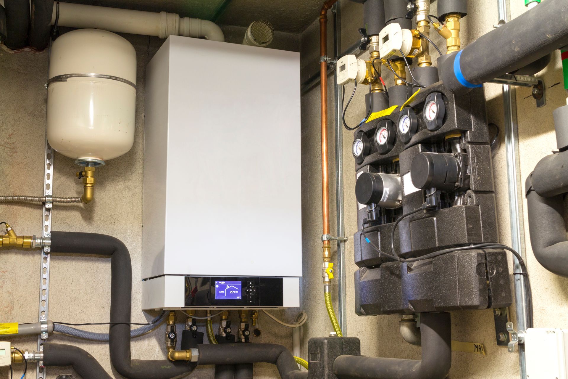 Une chaudière à gaz dans une pièce