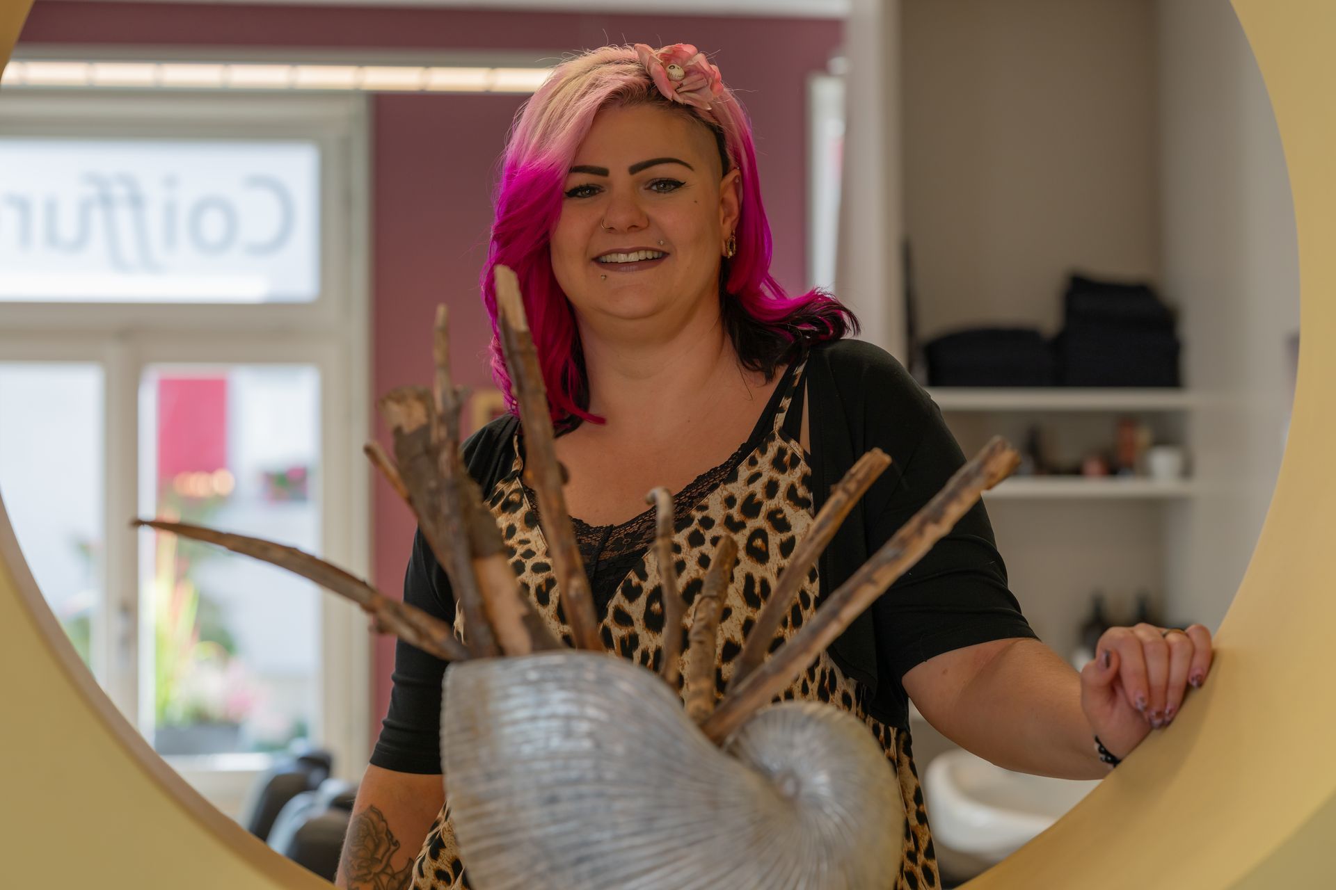 Lächelnder, grauhaariger Mann im weißen Hemd; vor einem rotbraunen Hintergrund.