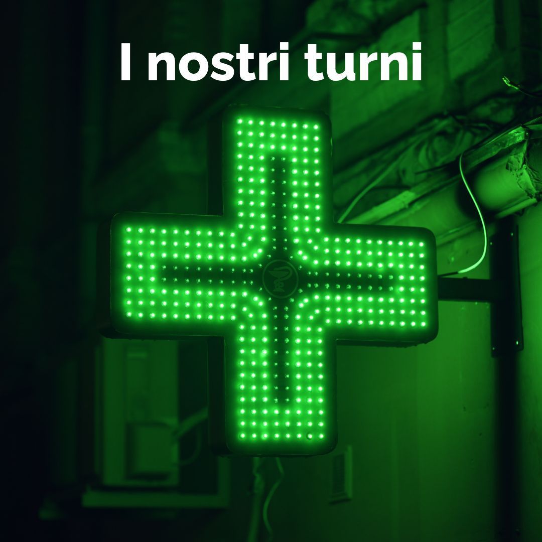 Racchetta e palla da tennis su un campo in terra battuta, che proiettano una lunga ombra alla luce del sole.