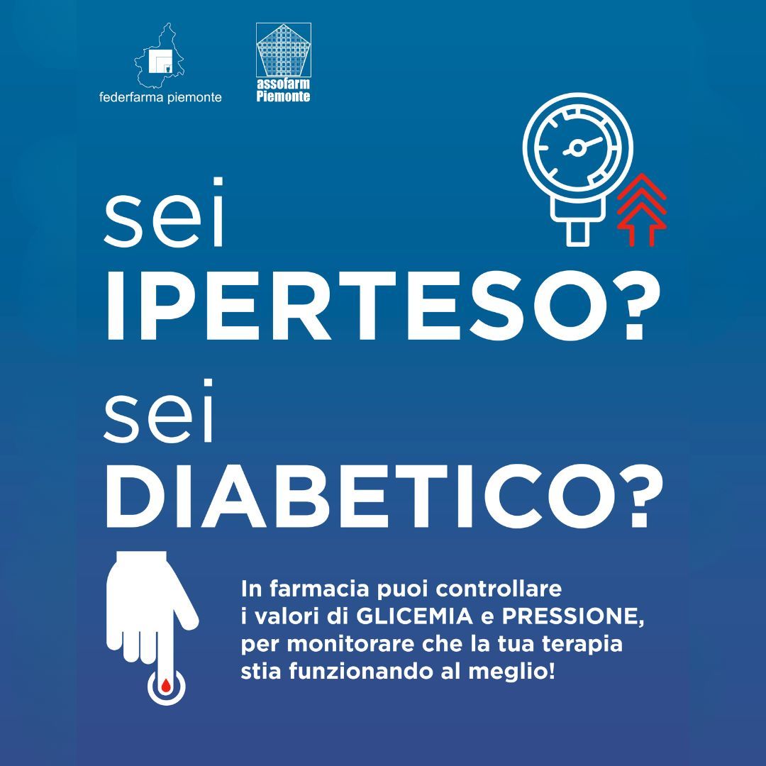 Racchetta e palla da tennis su un campo in terra battuta, che proiettano una lunga ombra alla luce del sole.