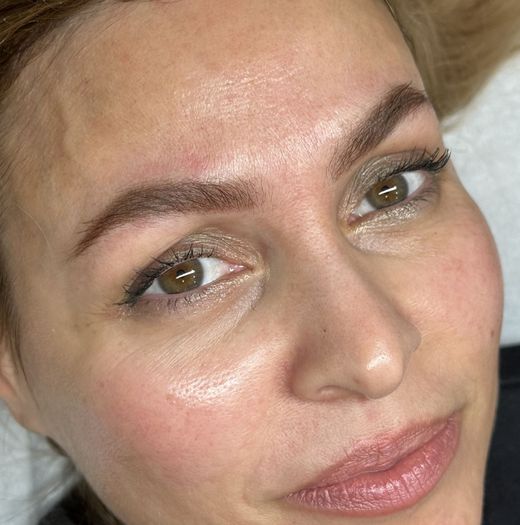 Un primer plano del rostro de una mujer con ojos marrones.