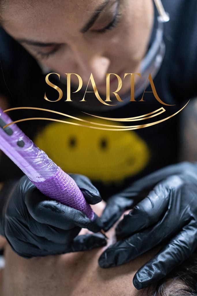 Una mujer se está haciendo un tatuaje en la cara.
