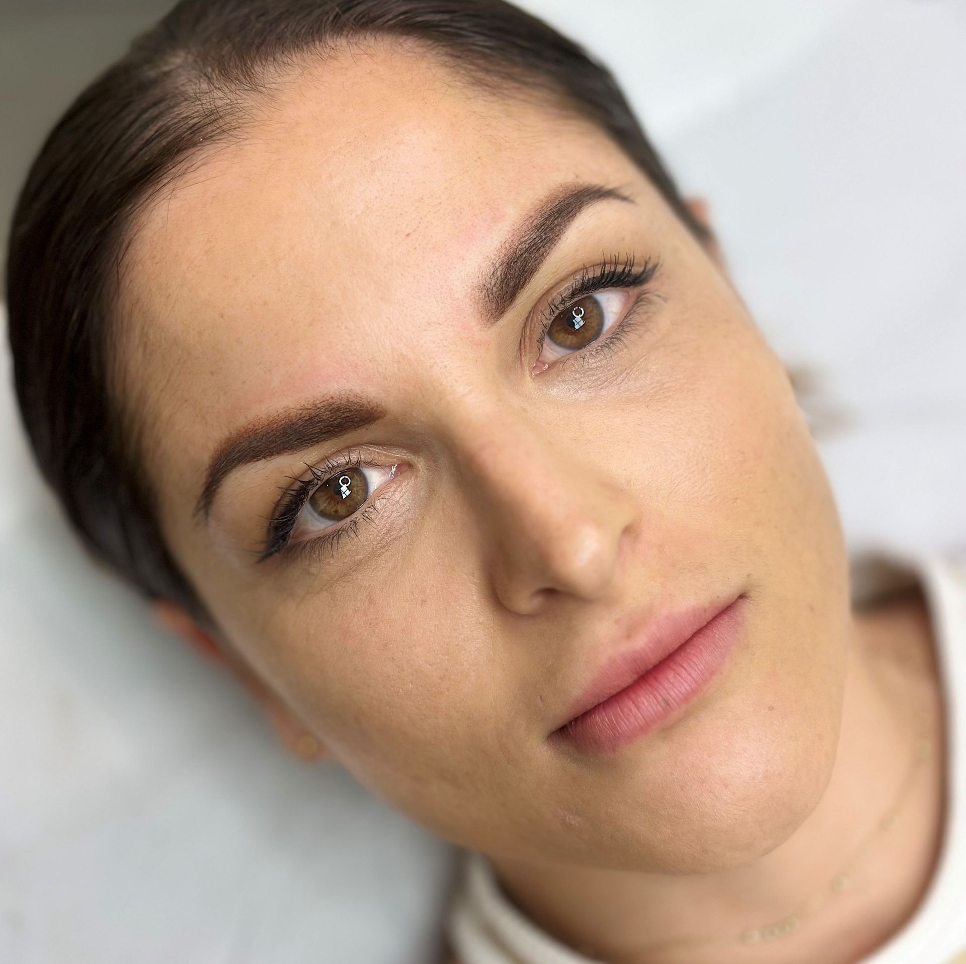 Un primer plano del rostro de una mujer con ojos marrones.