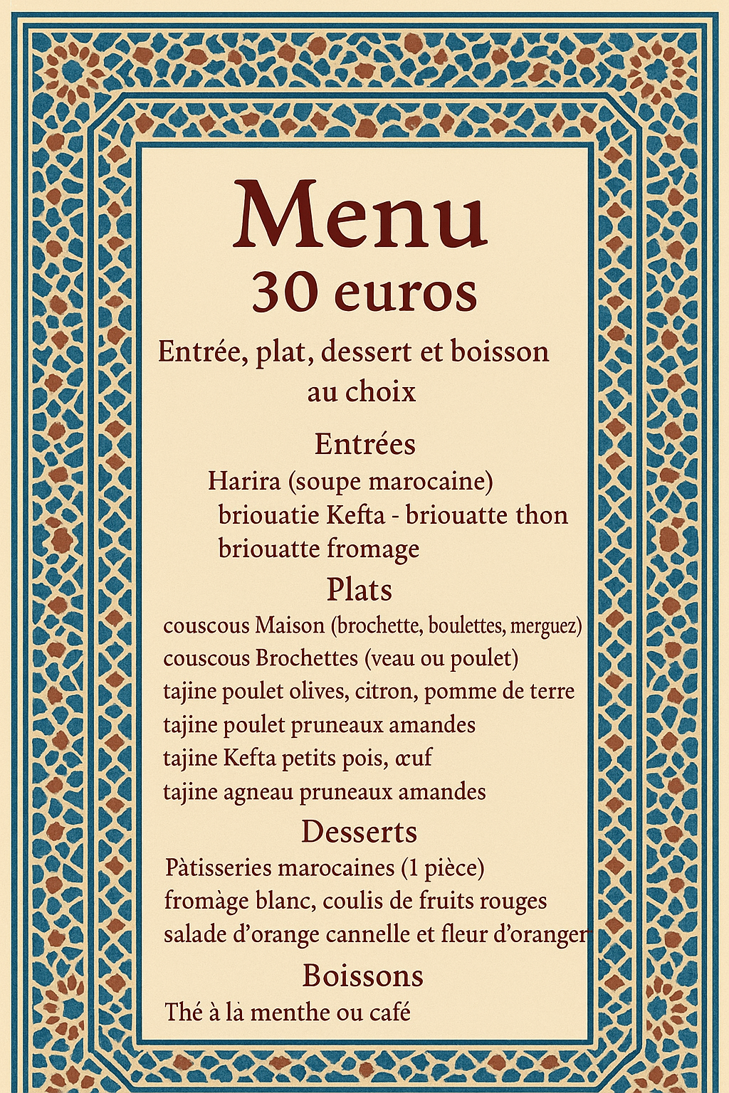 Beignets triangulaires frits sur une assiette à motifs bleus, accompagnés de tranches de citron et de laitue.