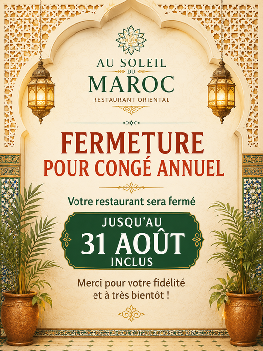 Intérieur du restaurant avec chaises rayées, nappes jaunes, panneaux de fenêtres en bois et plafond à motifs.