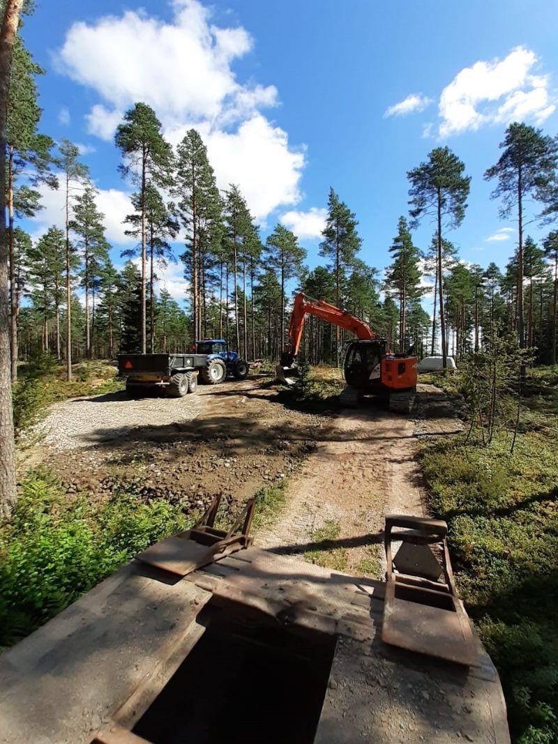 Maanrakennuskalustoa metsäaukealla