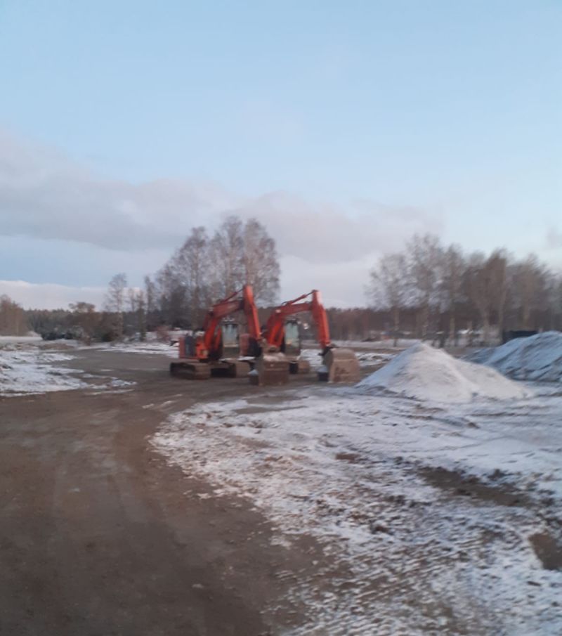 Kaksi kaivinkonetta