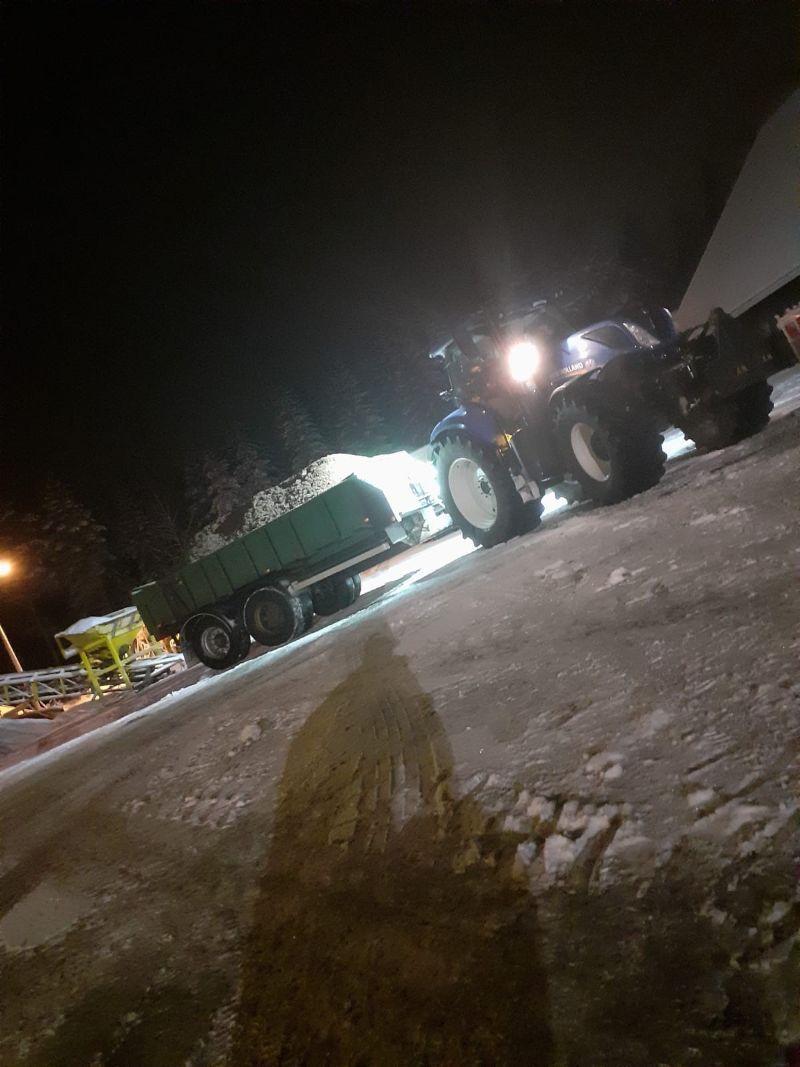 Traktori kuljettaa maa-ainesta