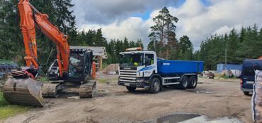Kaivinkone siirtää maa-ainesta kuorma-autoon