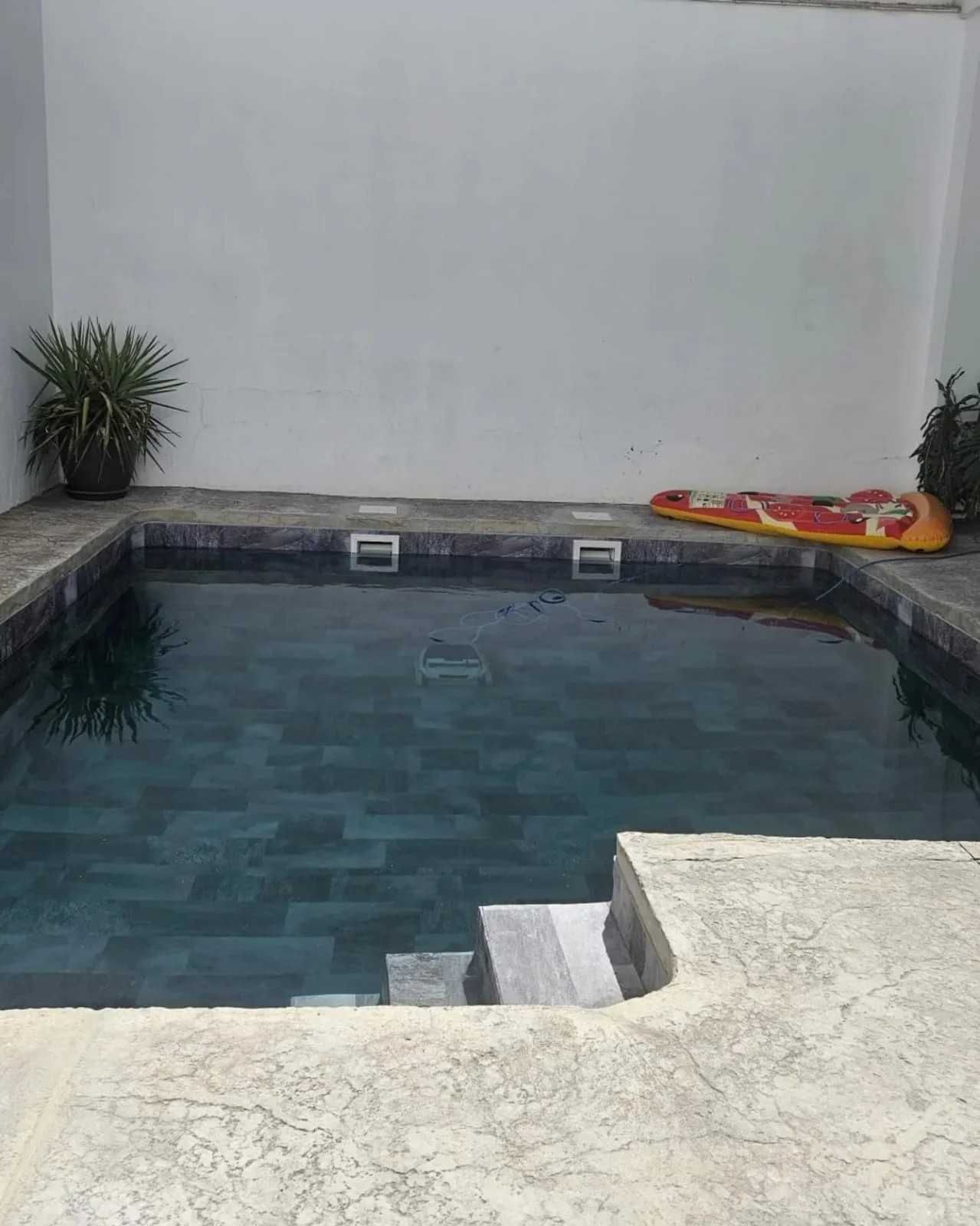 Pequeña piscina en un patio trasero