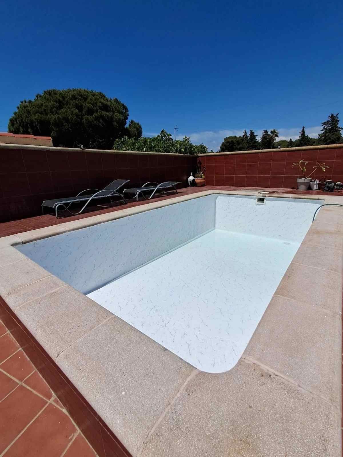 Piscina rectangular vacía con el