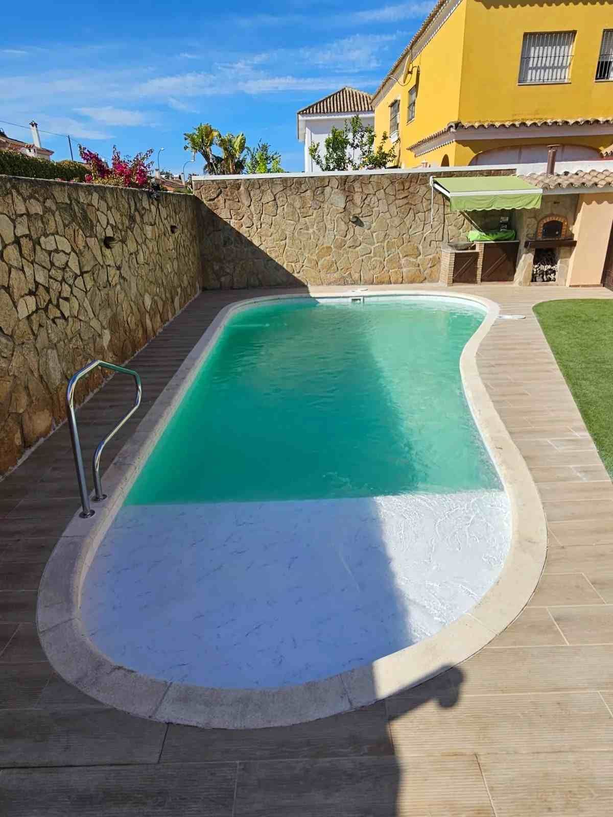 Pequeña piscina en el patio trasero