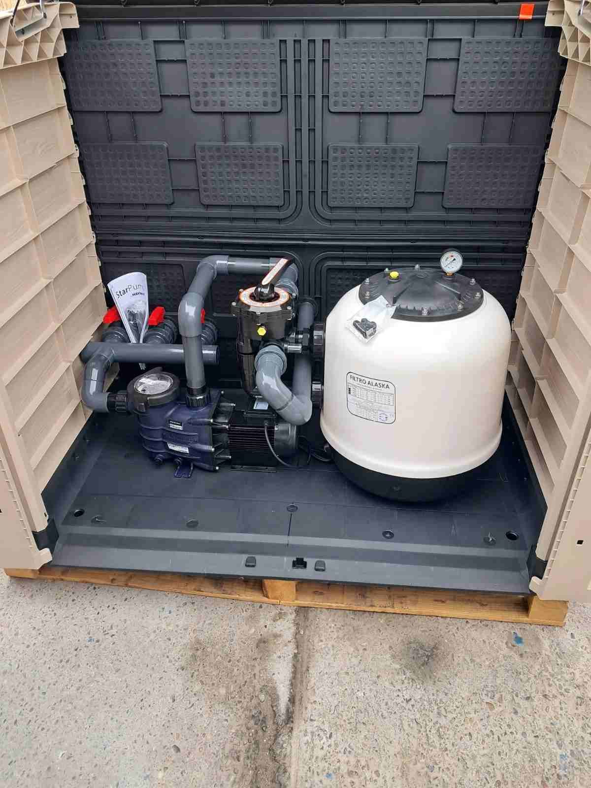 Calentador de agua y equipo de bombeo instalados en un armario técnico negro con aislamiento.