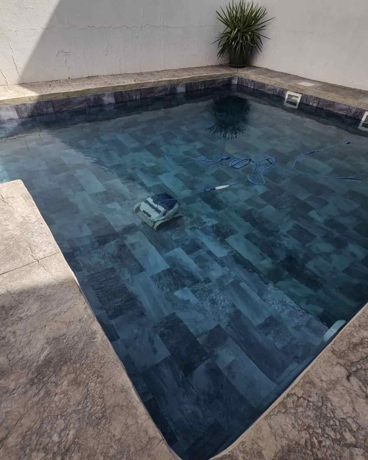 Pequeña piscina en el patio trasero
