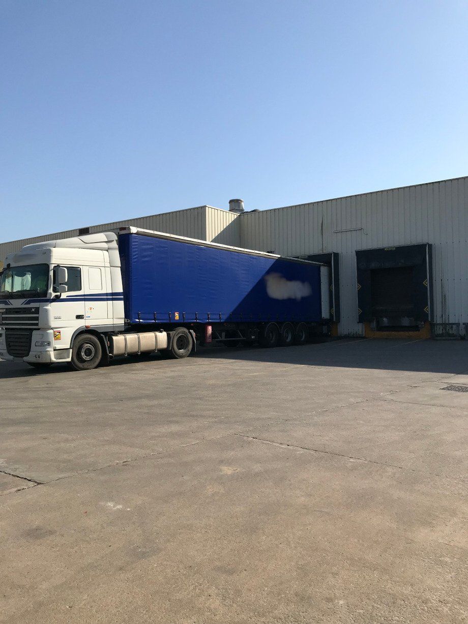 Zone de chargement des camions sur un entrepôt de GMC