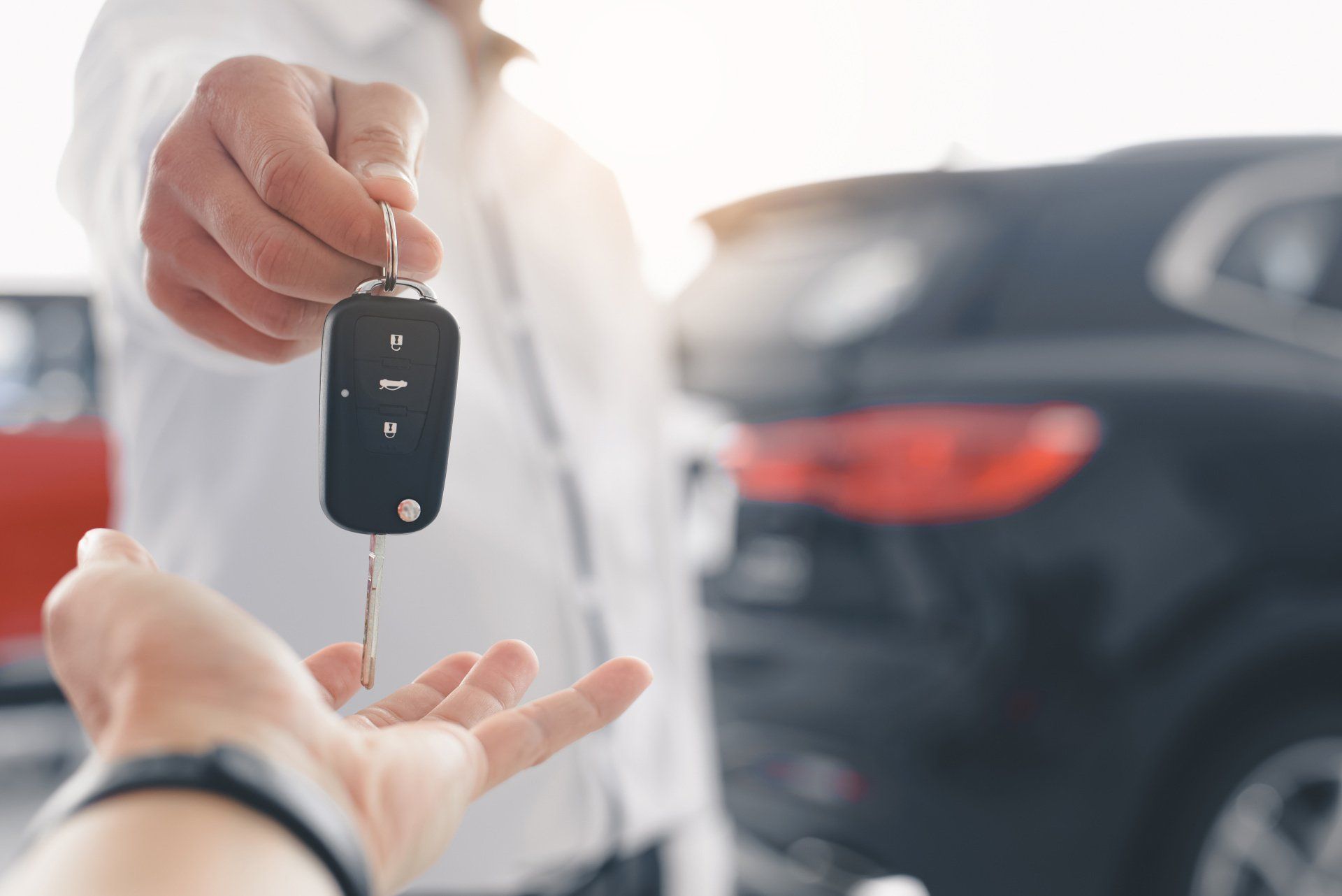 Une personne donnant les cléfs d'une voiture