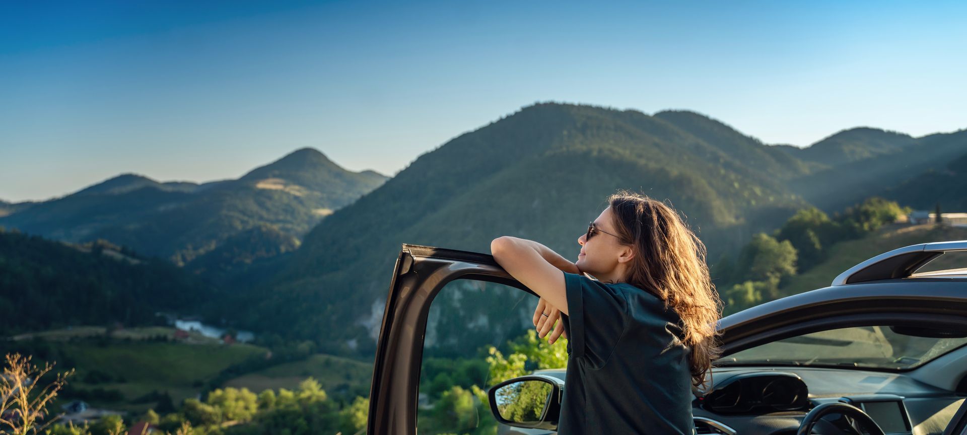 Femme sortant d'une voiture