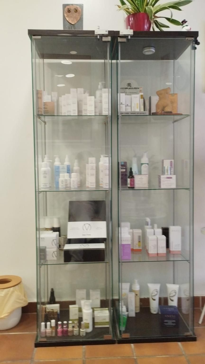 Vitrina de cristal llena de productos para el cuidado de la piel.