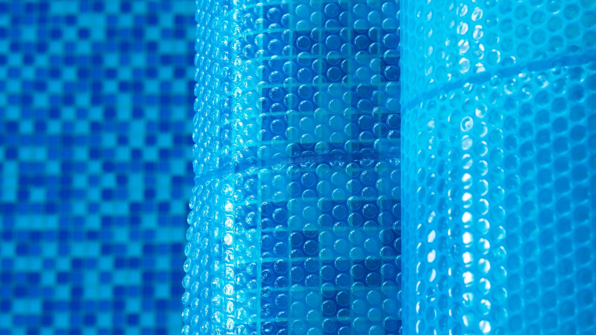 Gros plan sur les motifs de bâches à bulles.