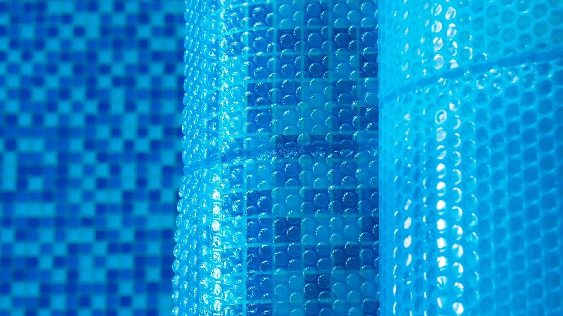 Gros plan de bâches à bulles bleues avec différents motifs 