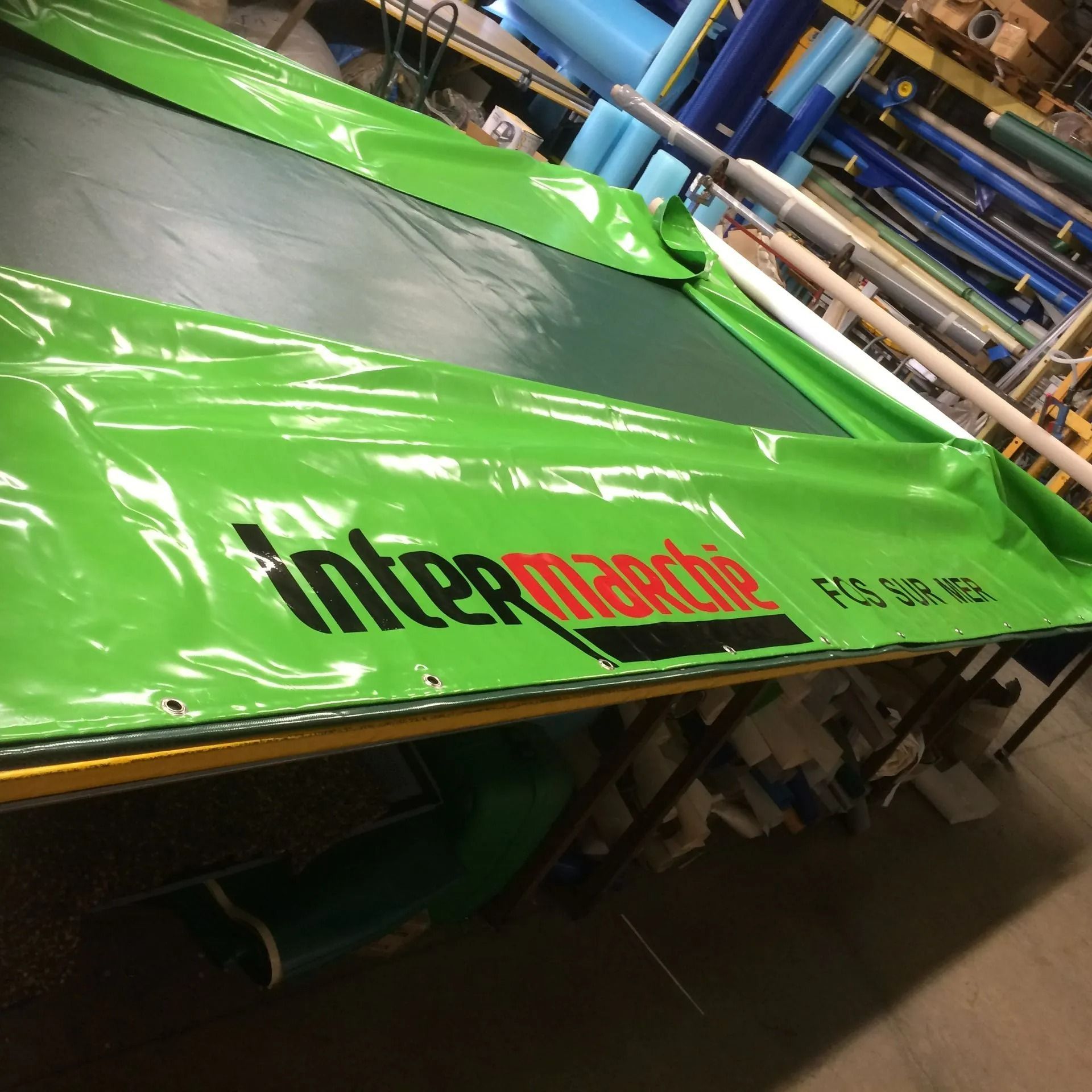 Bannière verte Intermarché sur une machine industrielle dans une usine