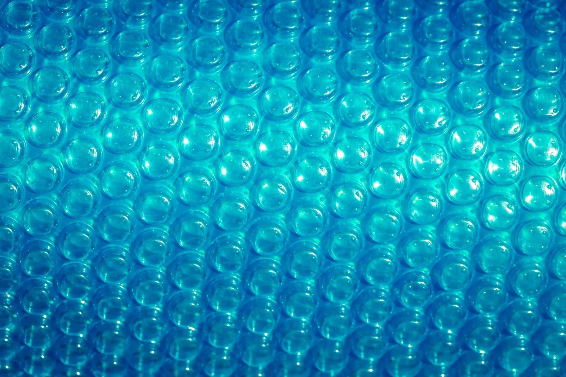 Texture d'une bâche à bulles bleue.
