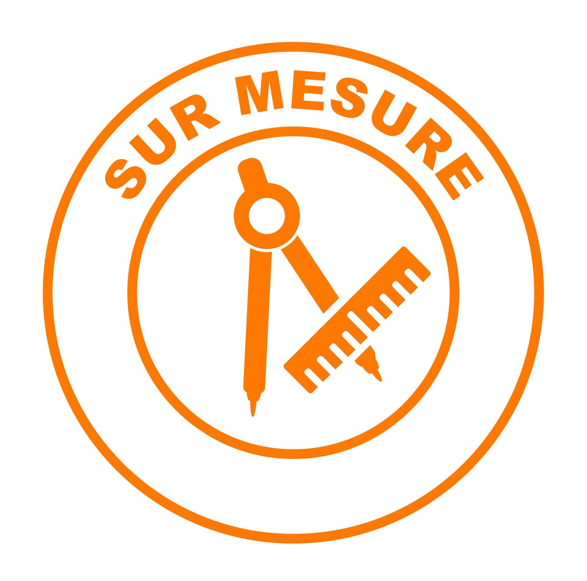 Logo orange SUR MESURE avec compas et règle à l'intérieur d'un cercle.