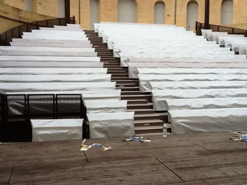 Des gradins recouverts de protection blanches