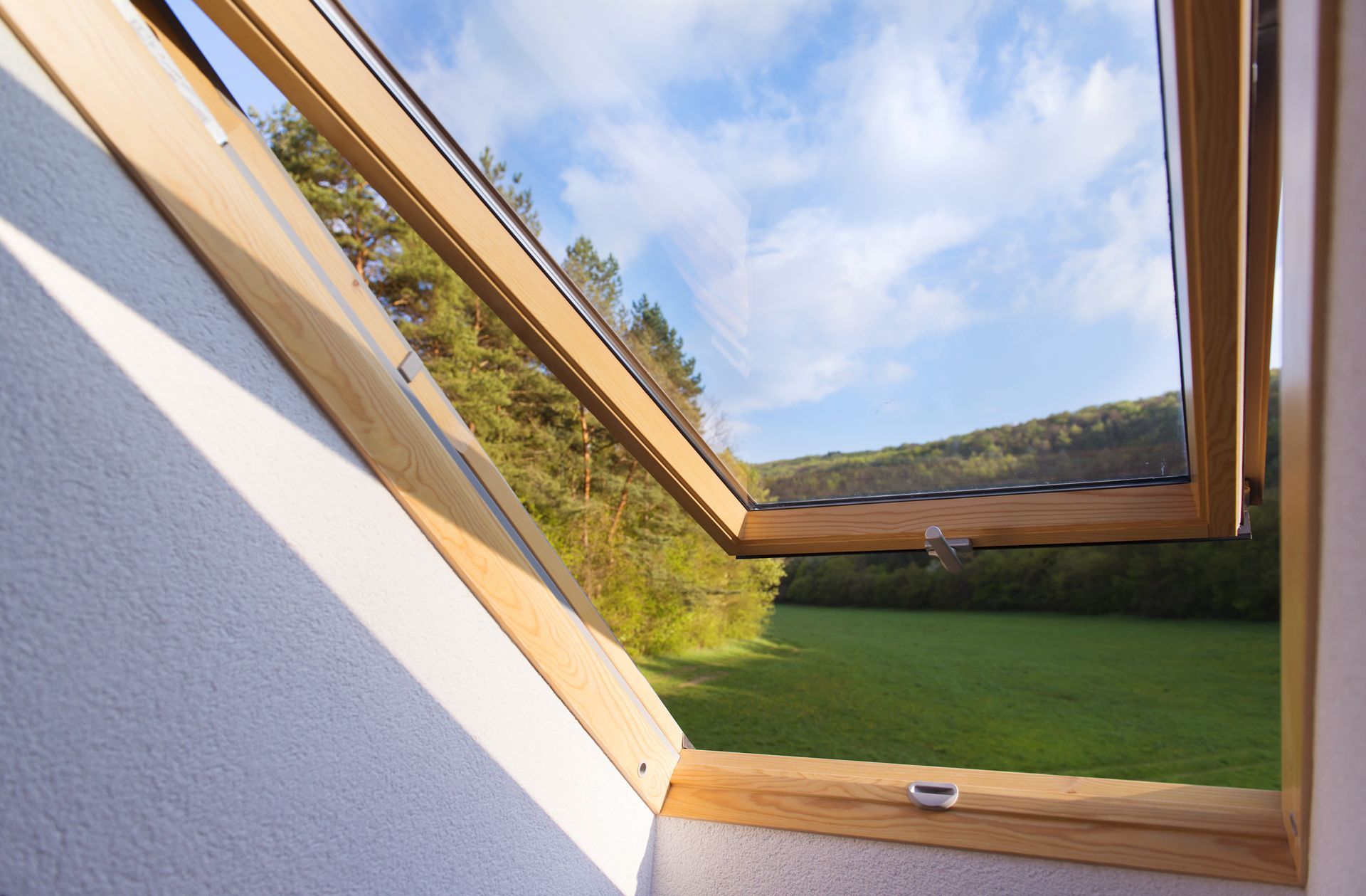Une fenêtre de toit ouverte vue de l'intérieur