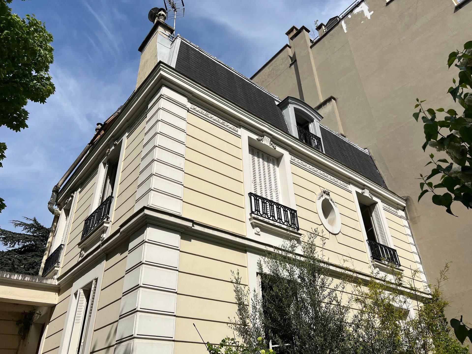 Maison avec couverture en ardoise et murs blancs