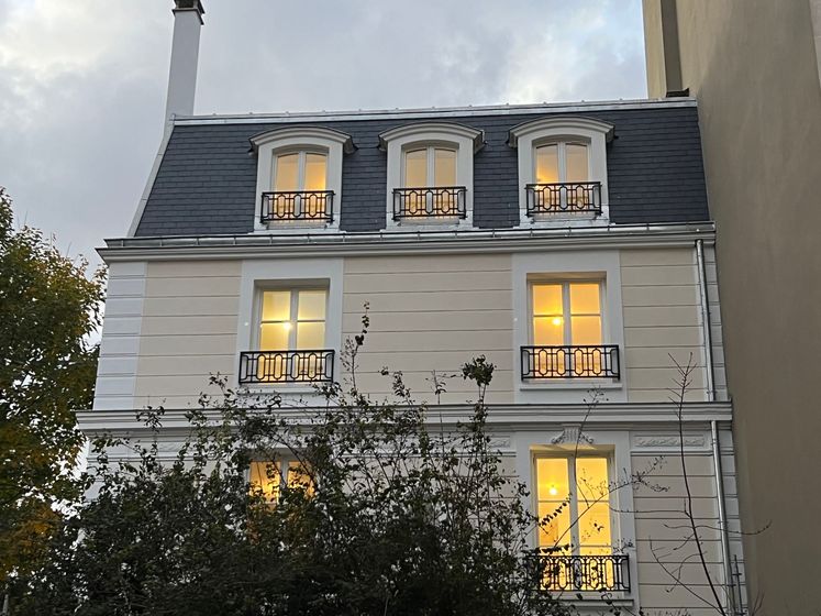 Une maison au toit en ardoise