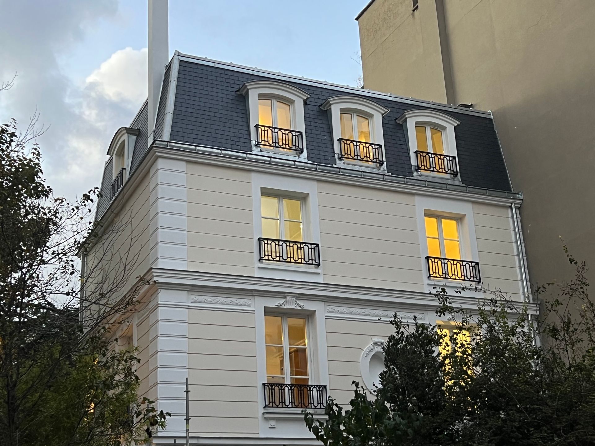 Une maison avec toit en ardoise