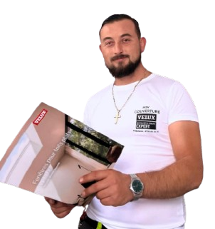 M. Veliciu qui tient un catalogue Velux