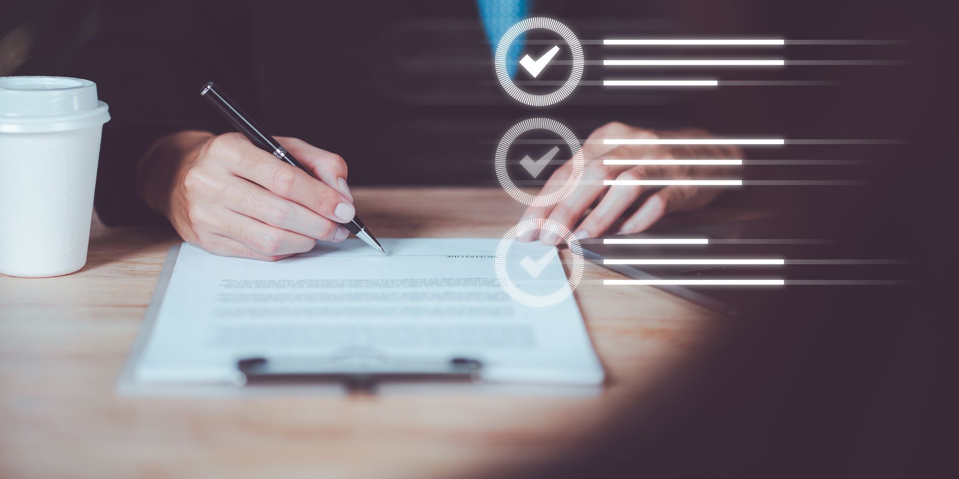 Una persona está escribiendo en un portapapeles con un bolígrafo.