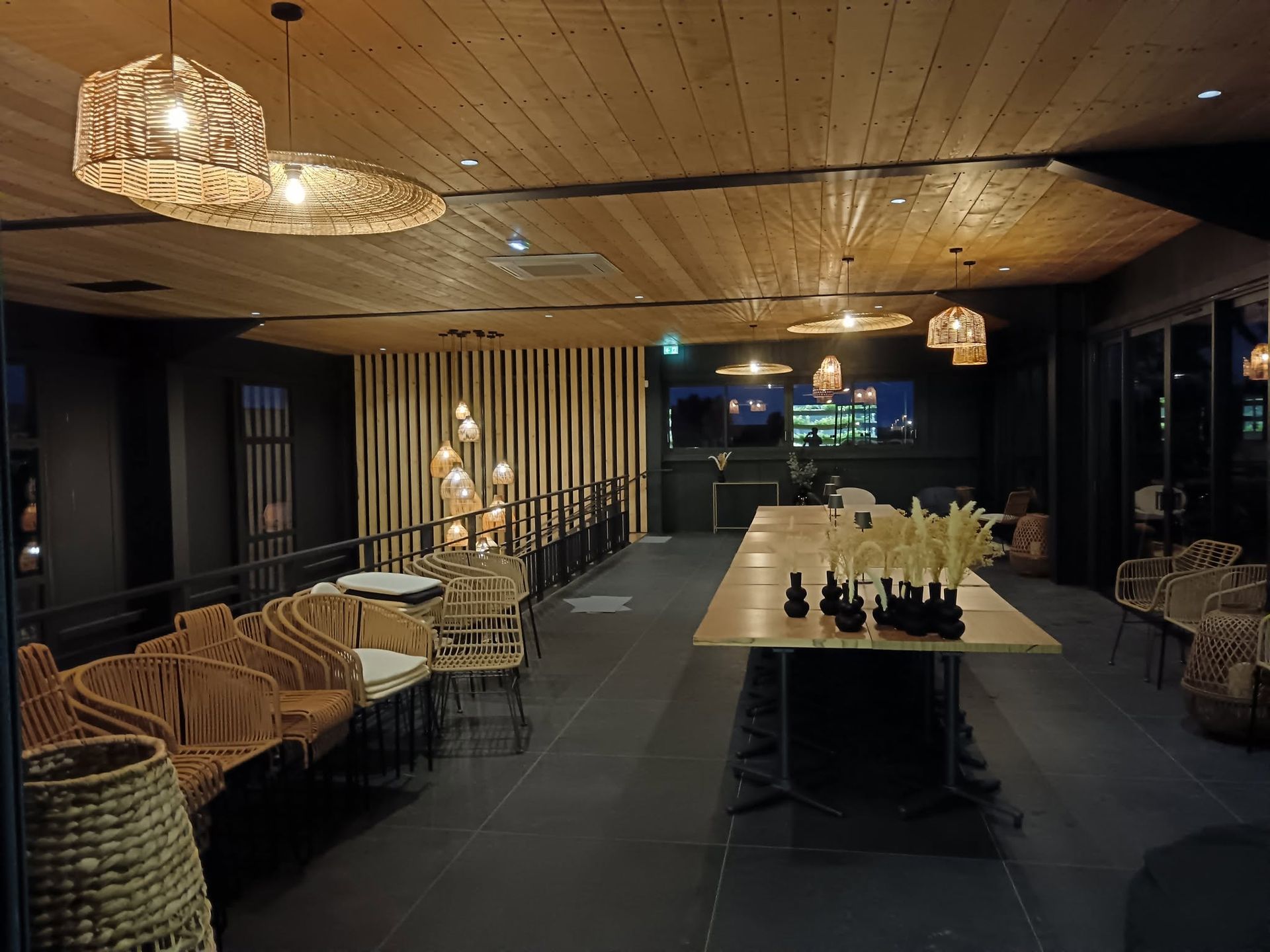 Salle de restaurant avec des luminaires élégants au plafond.