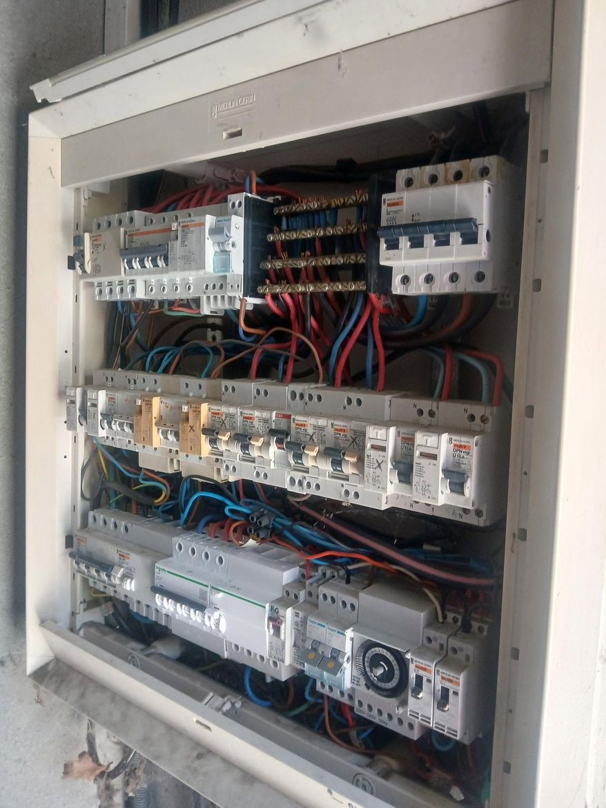 Un tableau électrique ouvert.