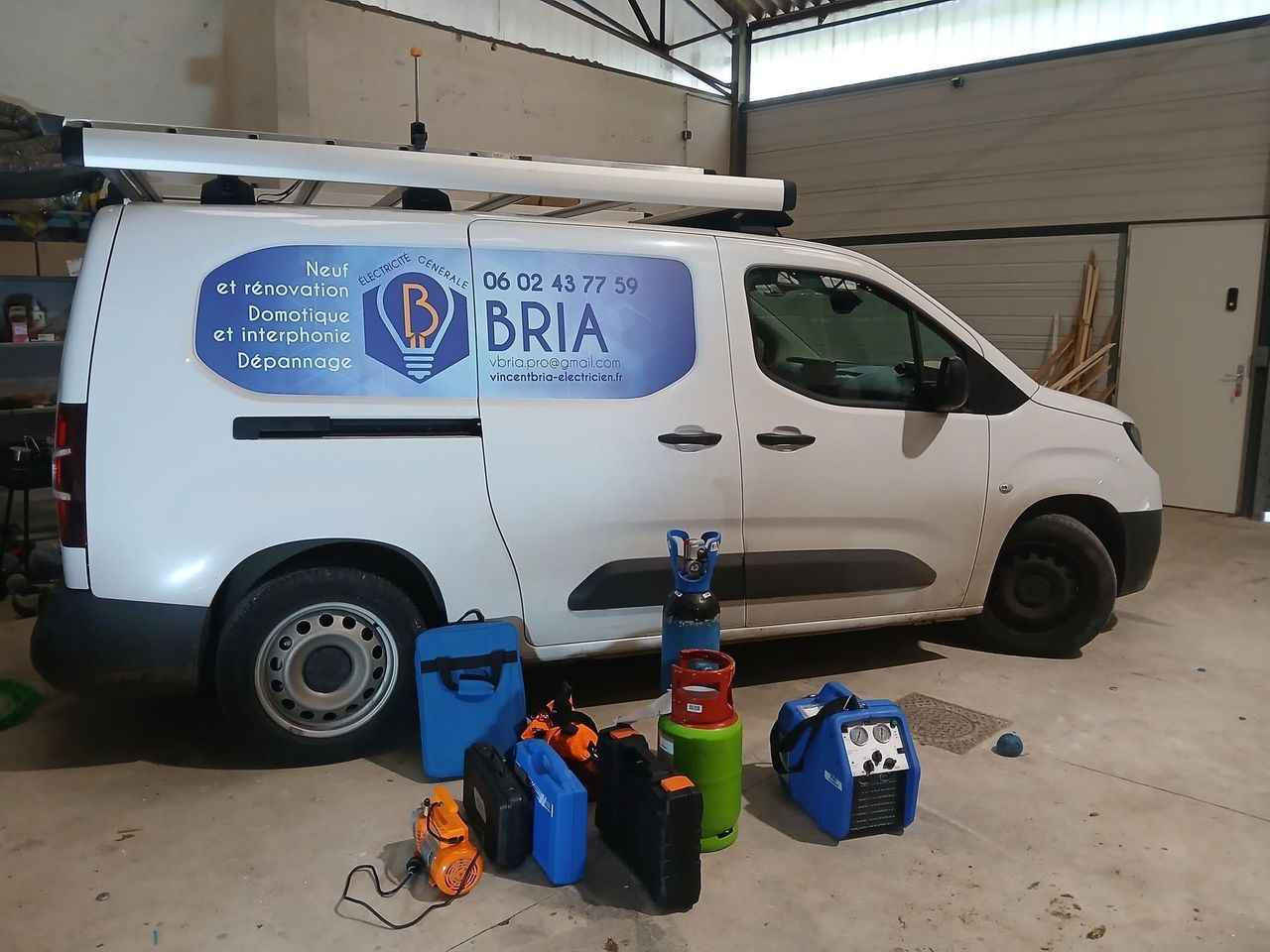 Le camion de Bria Électricité Générale.