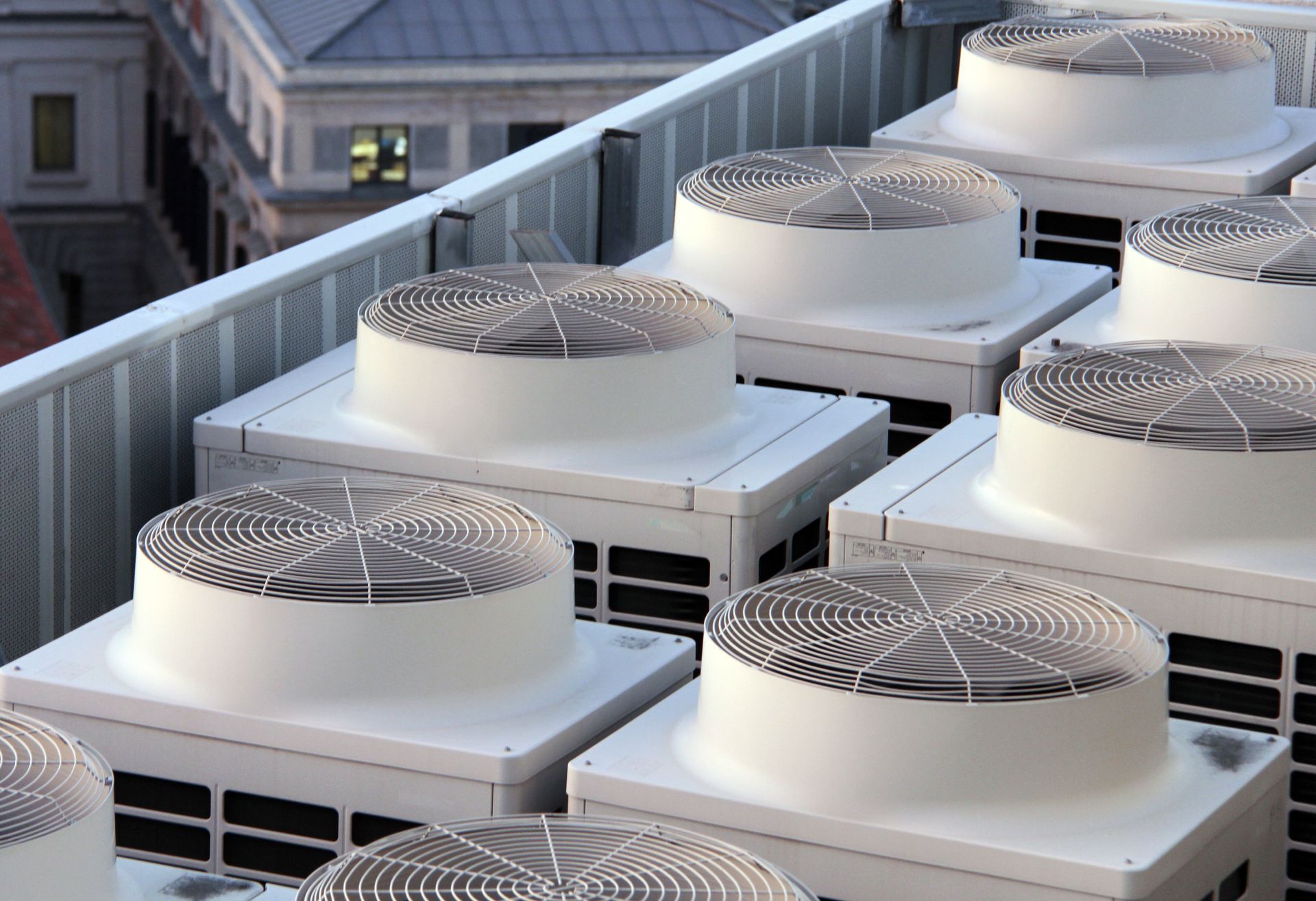 Rangée d’unités de climatisation sur un toit.