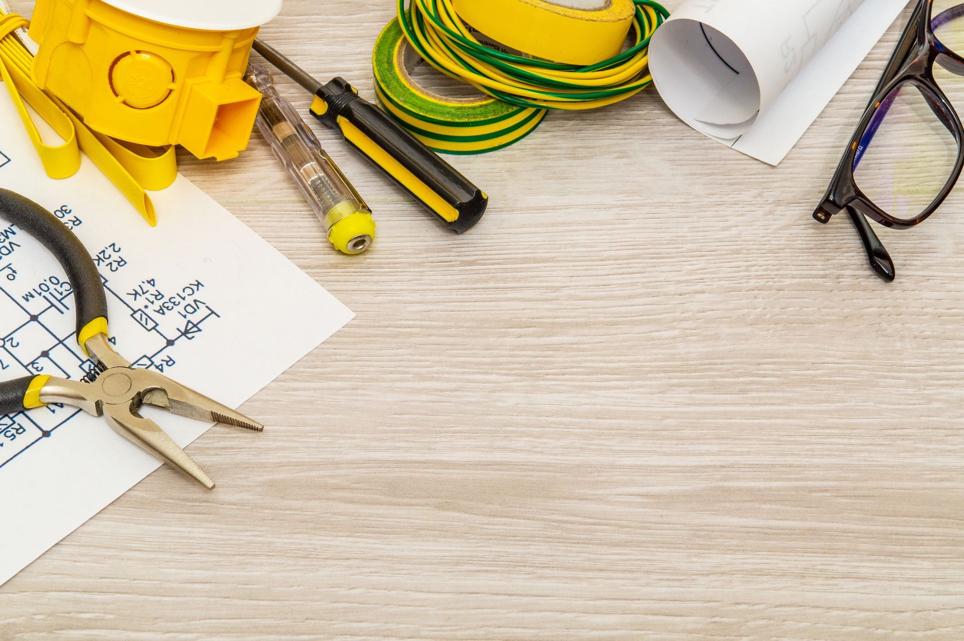 Des outils d'électricien sur une table en bois.